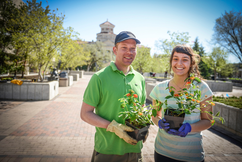 Ian-Hall-and-Sustainability-Office-Intern-on-beautification-day_RGB_Photo-by-Mike-Latschislaw