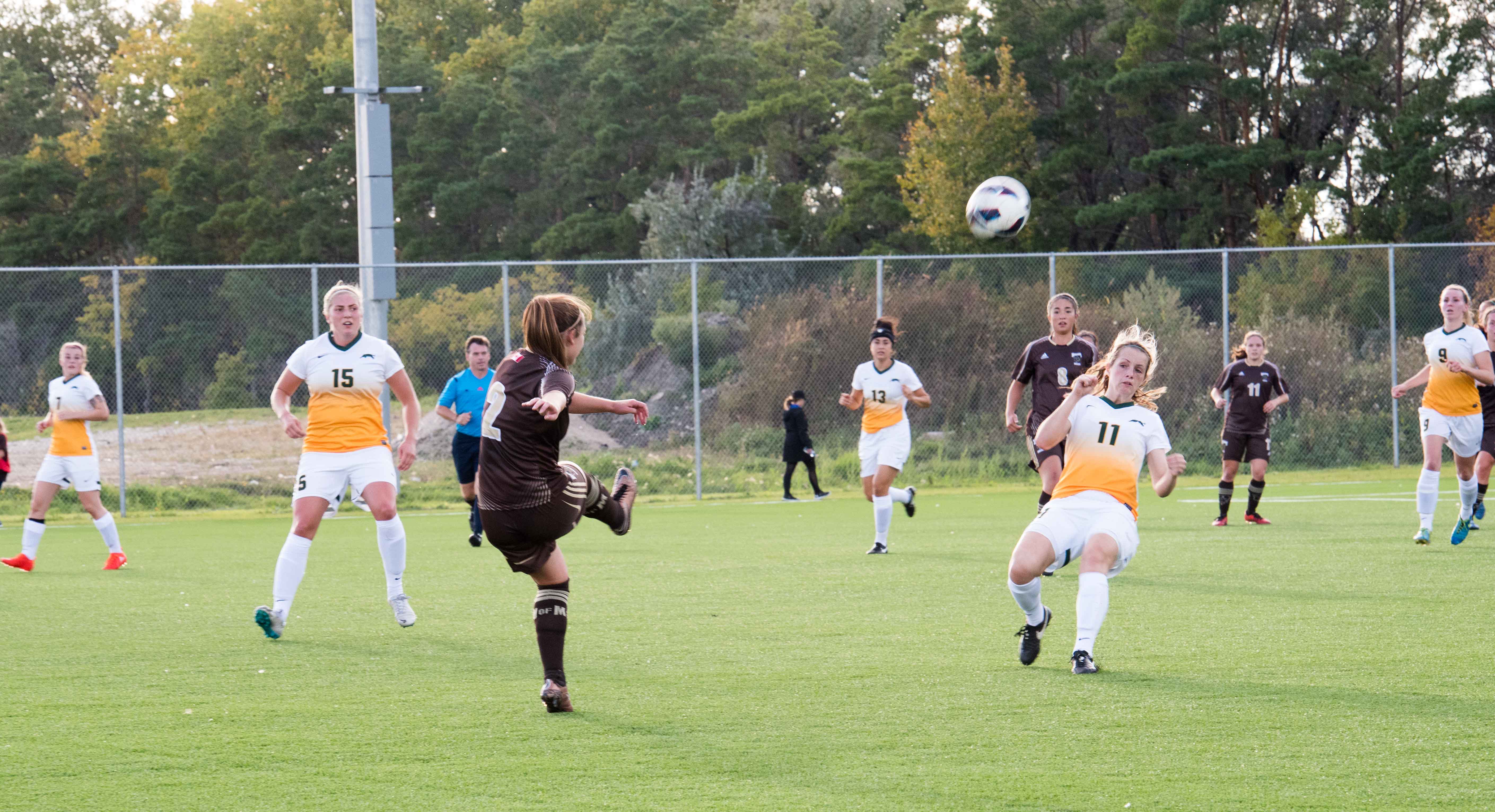sports_bisons-womens-soccer-vs-cougers-sept-18th_3_by-miguel-yetman_web