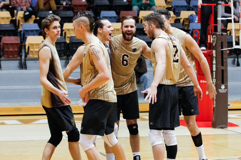 SPORTS_Mens Volleyball_photoby Star Roxas_web Bisons volleyball team