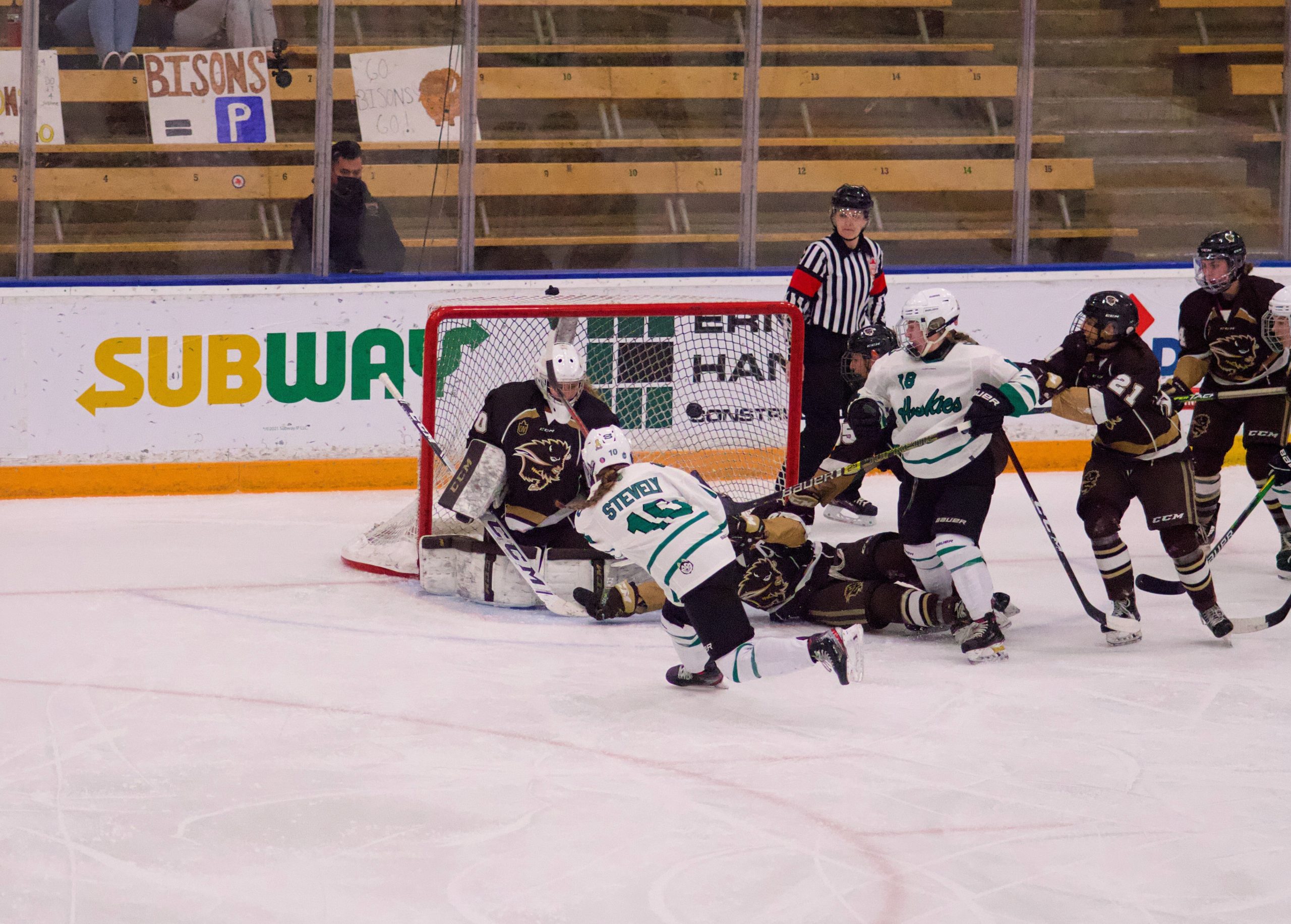 SPORTS Huskies sweep Bisons