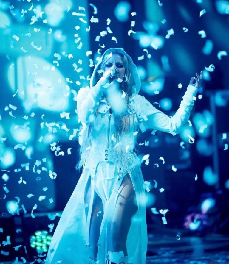 Avril Lavigne rocks Winnipeg with nostalgia