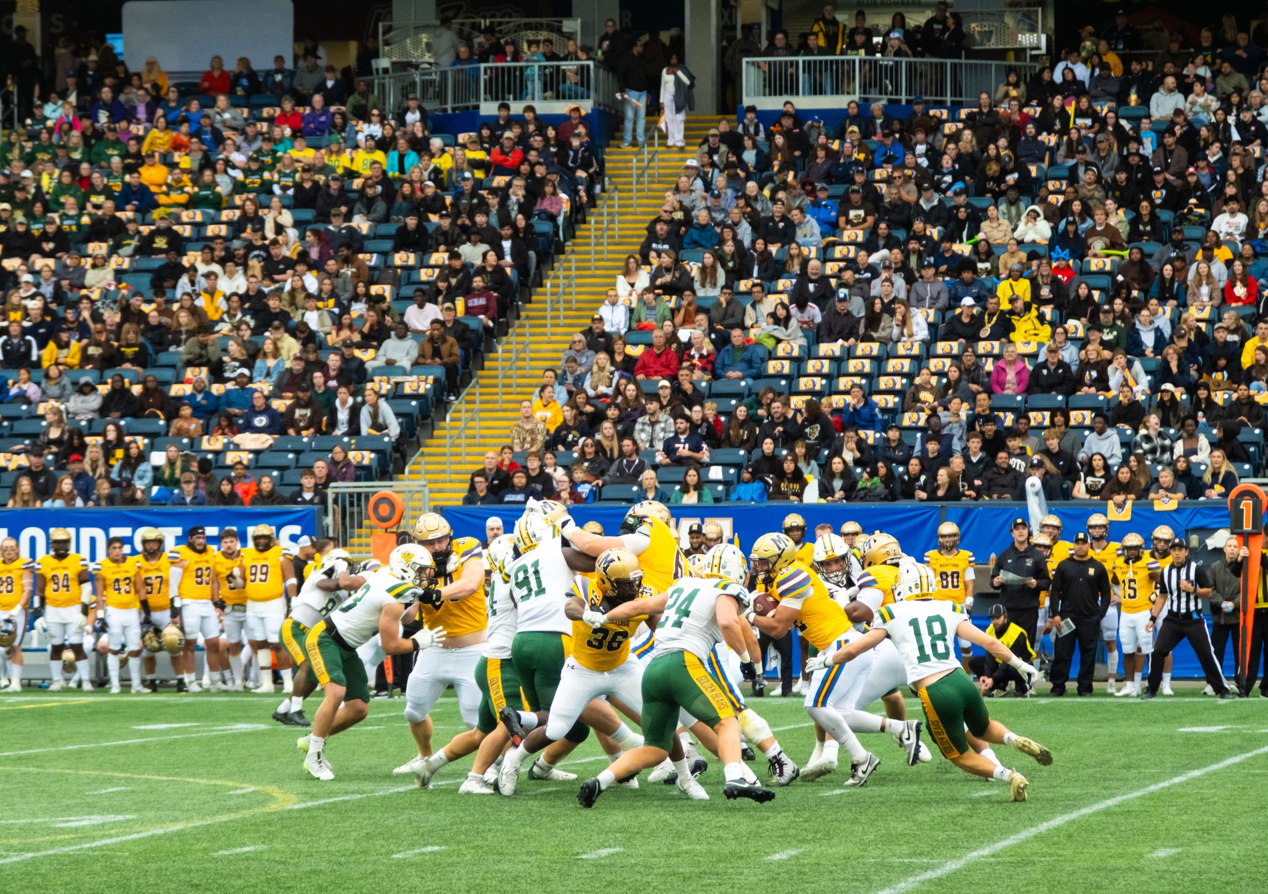 Sports_MFBUofMvsUofA_MikeThiessen-5