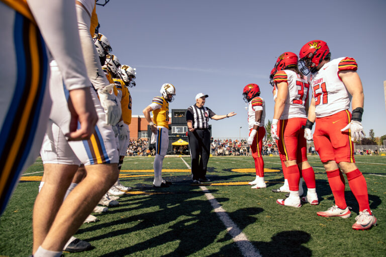 Bisons football tramples the Dinos